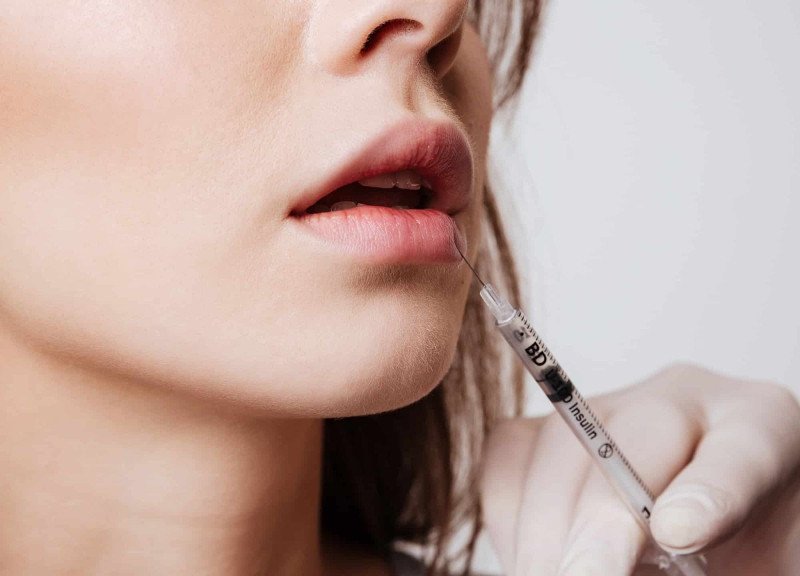 Khách hàng đang nghỉ ngơi, chăm sóc da mặt sau khi thực hiện thủ thuật thẩm mỹ