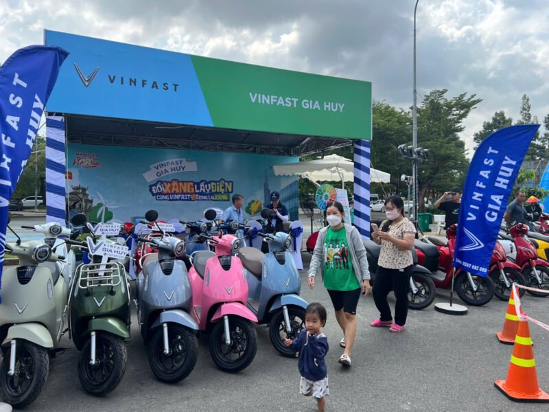 Khách hàng đang tìm hiểu về các mẫu xe máy điện VinFast tại một sự kiện quảng bá
