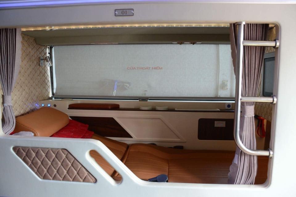 Khách hàng đang trải nghiệm không gian nghỉ ngơi trên xe giường nằm cao cấp