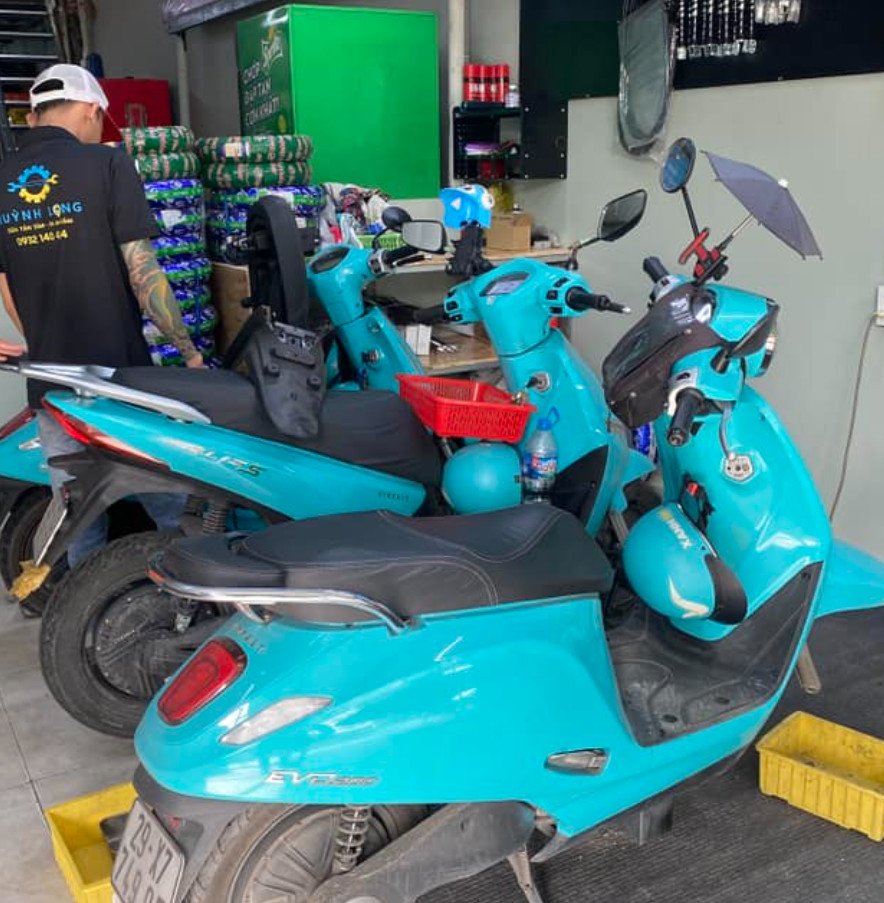 Khách hàng được tư vấn và tiếp nhận bảo dưỡng xe máy điện VinFast định kỳ