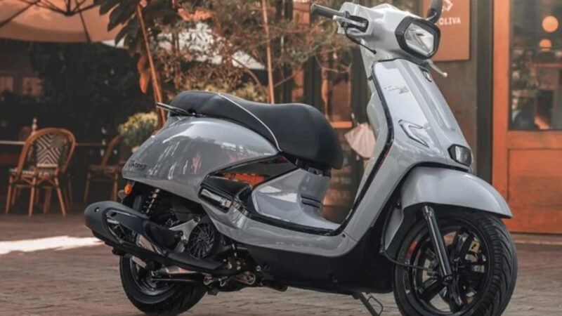 Khách hàng nhận tiền mặt sau khi vay theo cavet xe tại các tổ chức tài chính uy tín