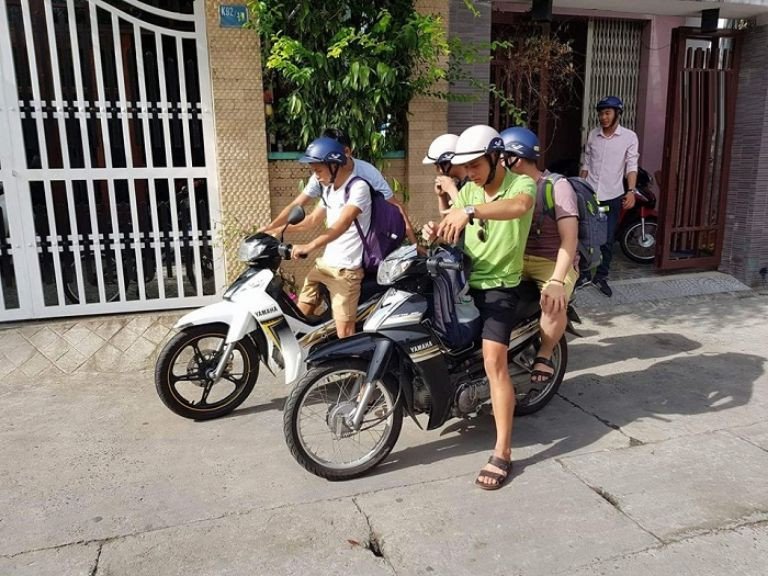 Khách hàng nhận xe trước khi bắt đầu hành trình khám phá Bình Dương