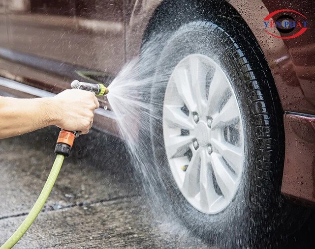 Khách hàng quan sát quy trình vệ sinh xe