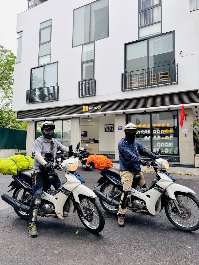 Khách thuê xe máy chụp ảnh trước cửa hàng cho thuê xe máy của một đơn vị uy tín.