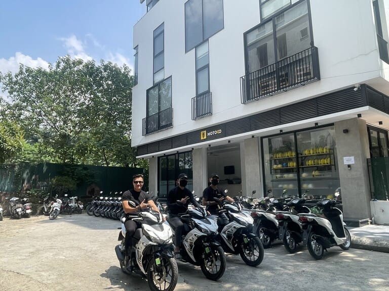 Khách thuê xe máy của MOTOGO đang tạo dáng chụp ảnh trước cửa hàng. (nguồn: motogo.vn)
