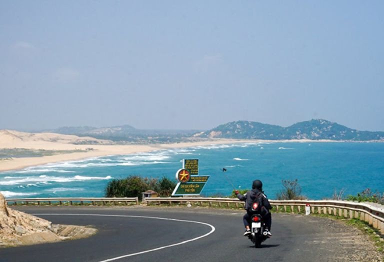 Khám phá Cam Ranh bằng xe máy là mong ước của rất nhiều người đam mê du lịch