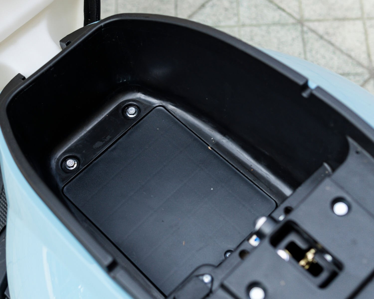 Khoang chứa ắc quy của xe tay ga hiện đại