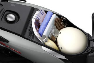 Khoang chứa đồ rộng rãi dưới yên xe SH Mode, tiện lợi cho việc chứa đồ