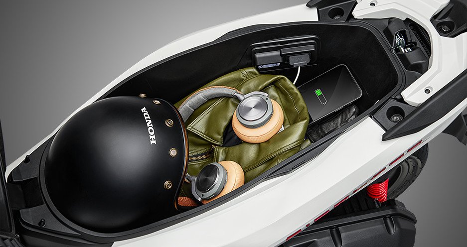 Khoang chứa đồ rộng rãi dưới yên xe