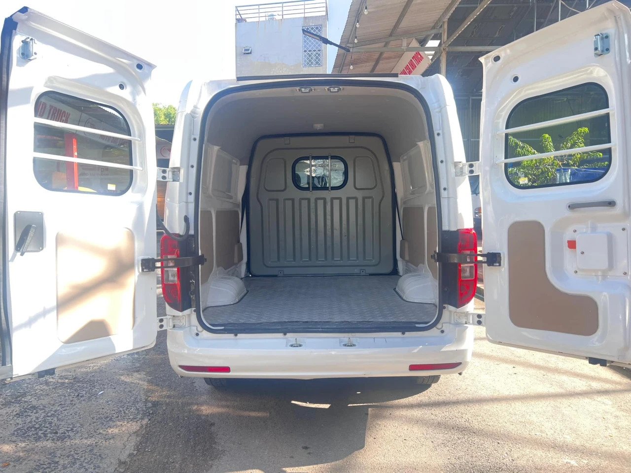 Khoang chứa hàng của xe tải van cũ cần được kiểm tra kỹ lưỡng về độ bền và độ kín