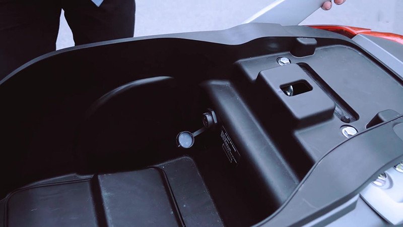 Khoang cốp chứa đồ rộng rãi của xe máy điện VinFast Klara A1