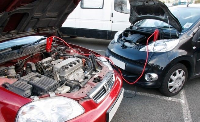 Khoang động cơ với bình ắc quy được xác định rõ các cọc dương và âm