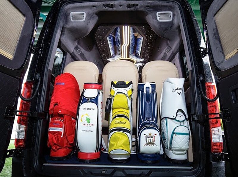 Khoang hành lý rộng rãi trên xe limousine, sẵn sàng cho những chuyến đi xa