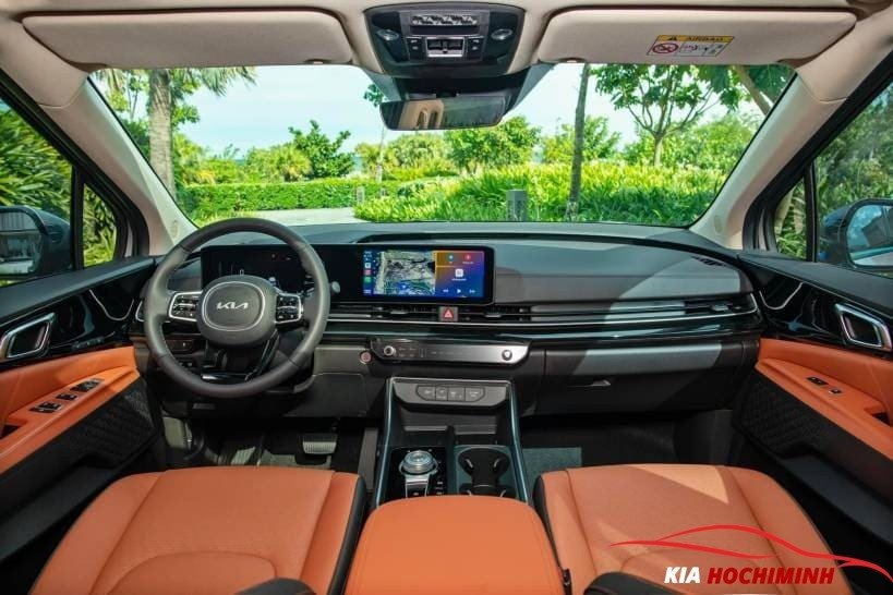 Đánh Giá Chi Tiết **Xe Kia Carnival 9 Chỗ** Mới Nhất Khoang lái hiện đại của Kia Carnival
