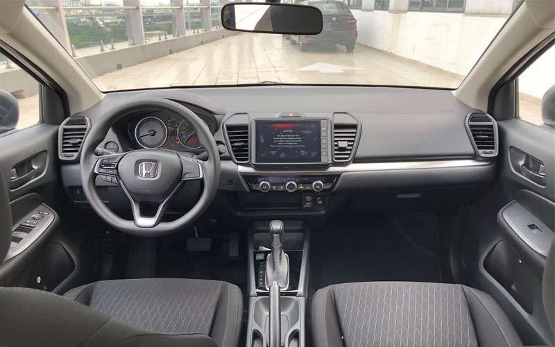 Khoang lái Honda City G màu trắng cho thấy sự bố trí tiện dụng