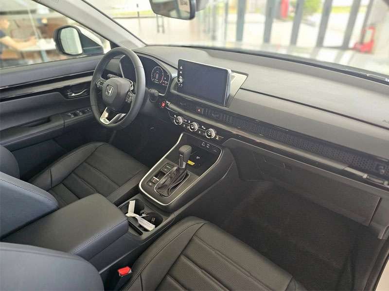 Khoang lái rộng rãi và thiết kế tối giản của Honda CR-V G, tập trung vào sự tiện dụng