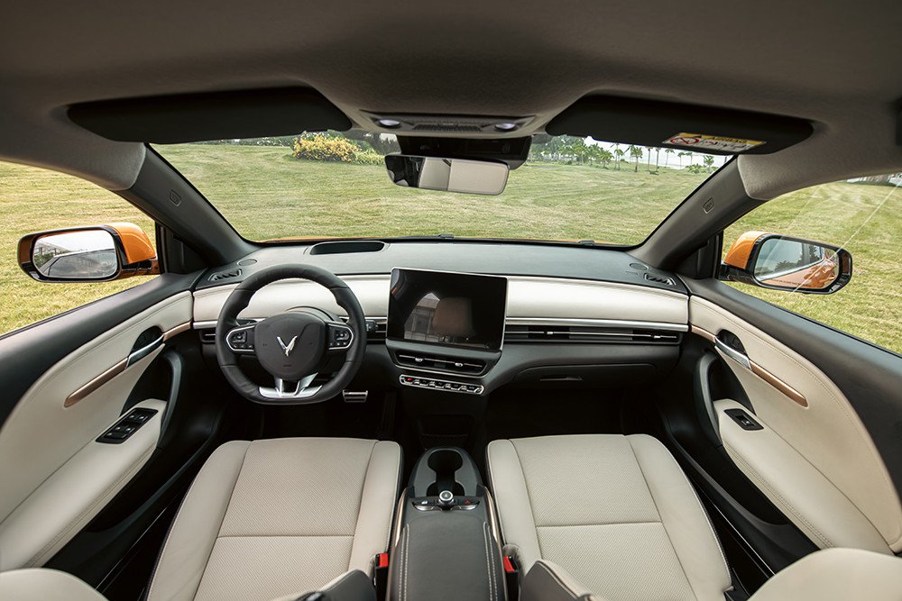 Khoang lái tối giản với màn hình giải trí trung tâm lớn trên VinFast VF6