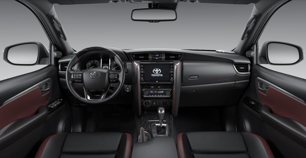 Khoang lái và tiện nghi của xe Fortuner