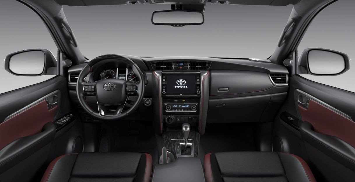 Khoang nội thất rộng rãi của xe Fortuner máy dầu