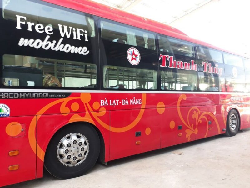 Khoang nội thất xe khách tiện nghi với ghế ngồi êm ái và hệ thống điều hòa hiện đại