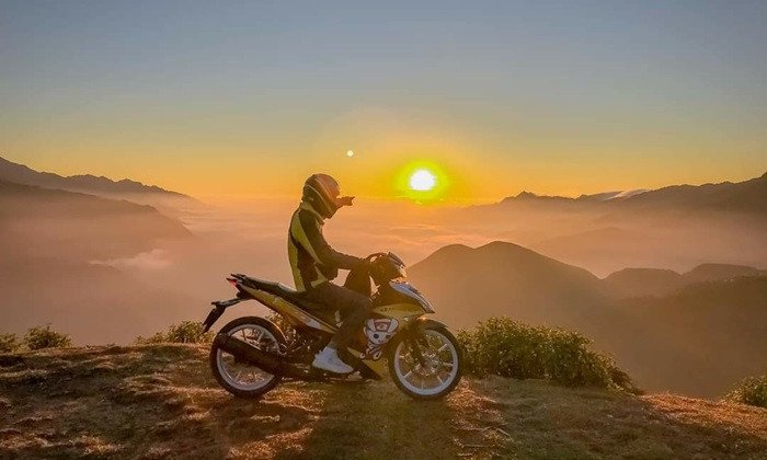 Khoảnh khắc lái xe máy giữa biển mây Tà Xùa