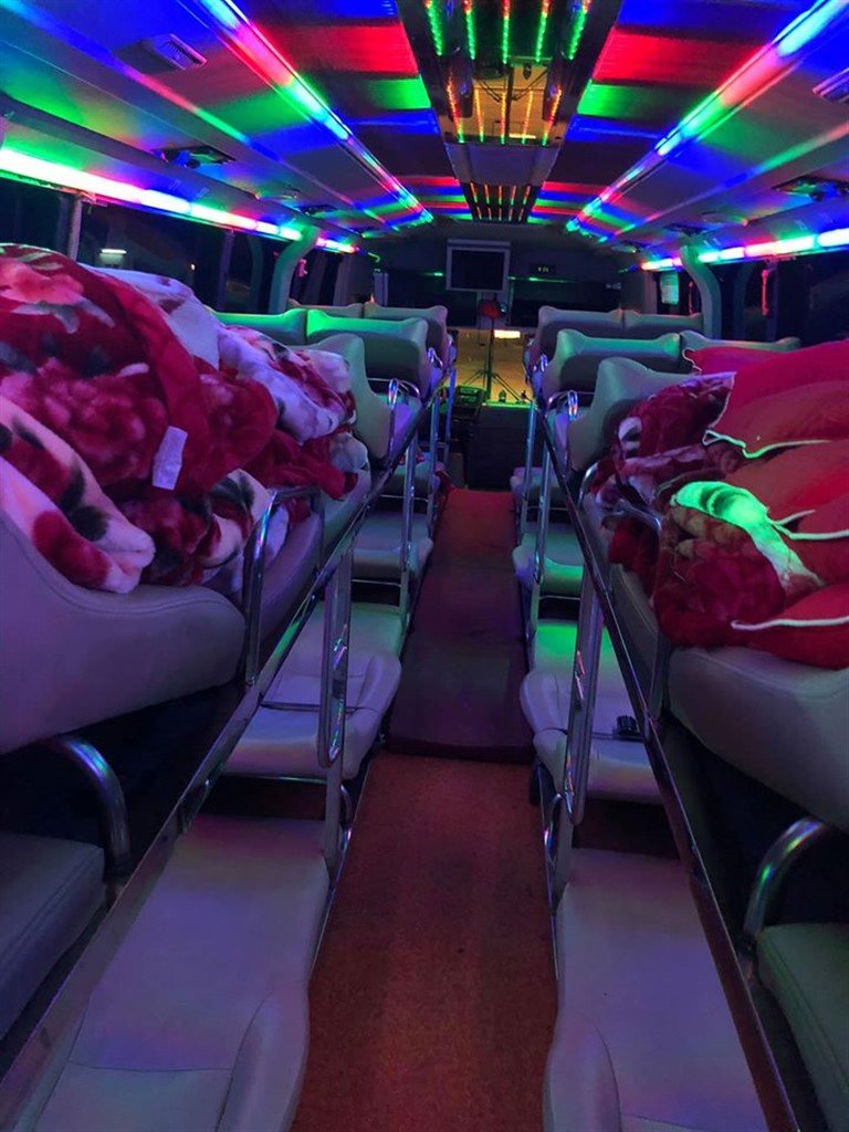 Không gian giường nằm êm ái được trang bị đèn LED tạo không khí thư giãn