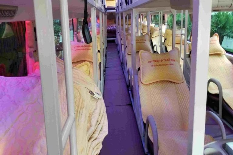 Không gian nội thất sạch sẽ với ga và gối đồng bộ trên xe khách