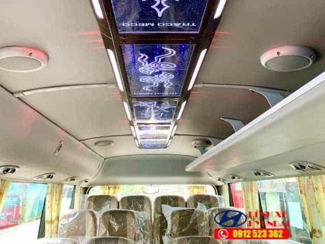 Không gian nội thất từ góc nhìn khoang lái, thể hiện ghế ngồi và hệ thống đèn trần