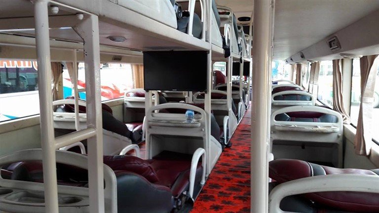 Không gian nội thất xe Ngọc Tín với giường nằm và các tiện ích giải trí.