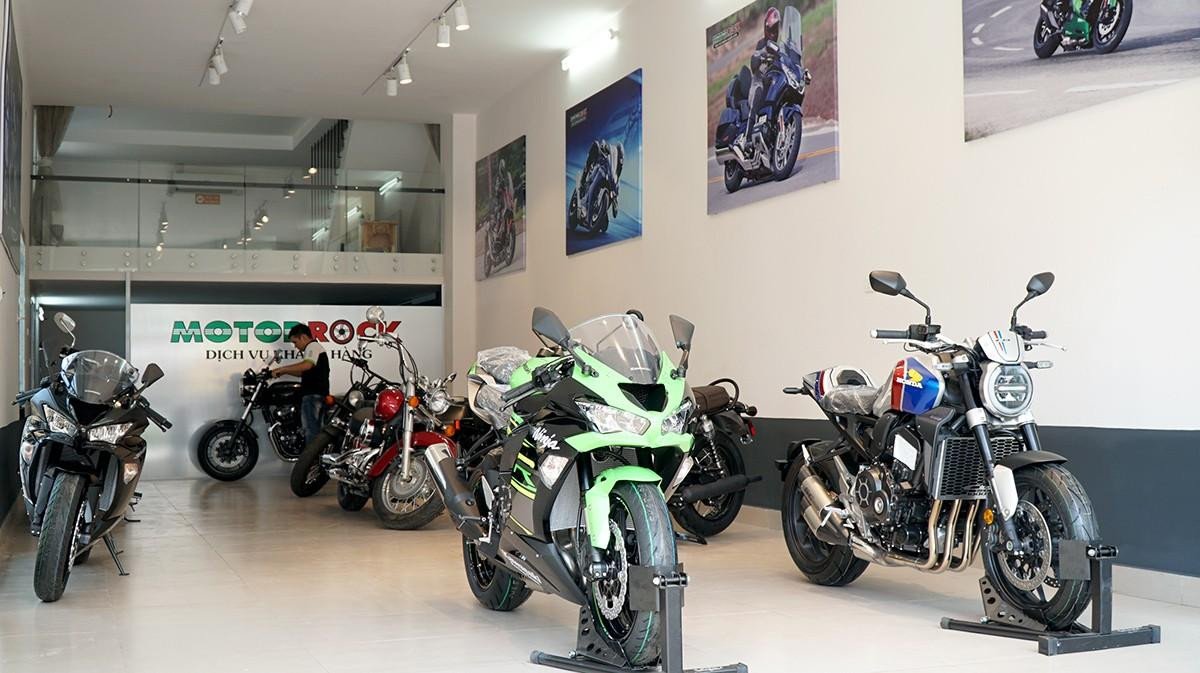 Không gian trưng bày nhiều mẫu xe PKL nhập khẩu tại một showroom lớn
