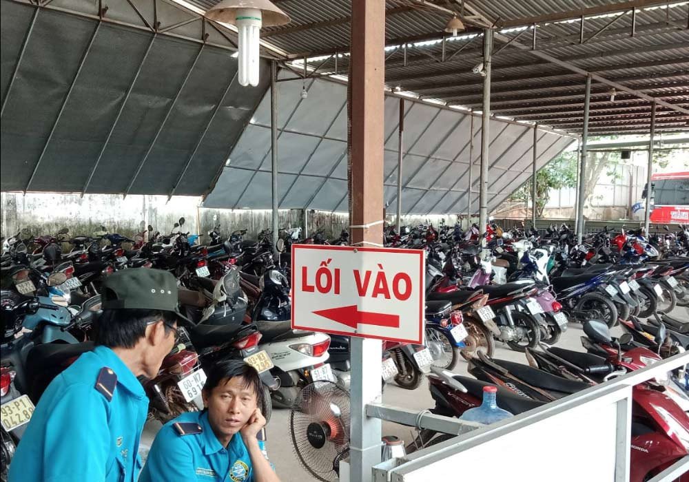 Khu vực bãi giữ xe có mái che và được bảo vệ tại bến xe