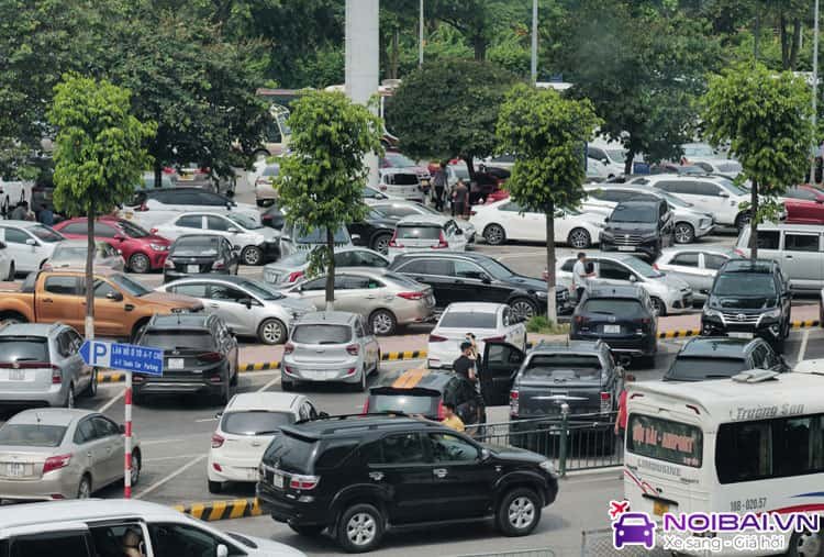 Khu vực đỗ xe ô tô tại Sân bay Quốc tế Nội Bài
