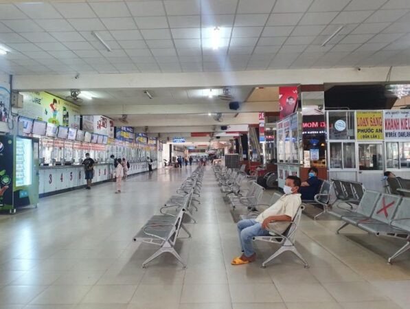 Khu vực ghế ngồi được bố trí cạnh quầy vé rất rộng rãi và sạch sẽ