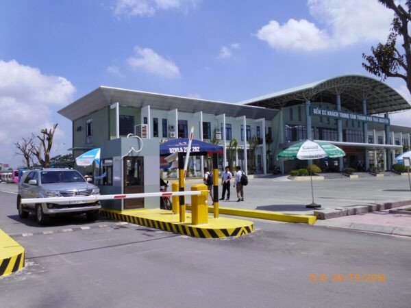 Khu vực gửi xe máy và ô tô được trang bị hệ thống bảo vệ 24/7, đảm bảo an ninh tại bến xe