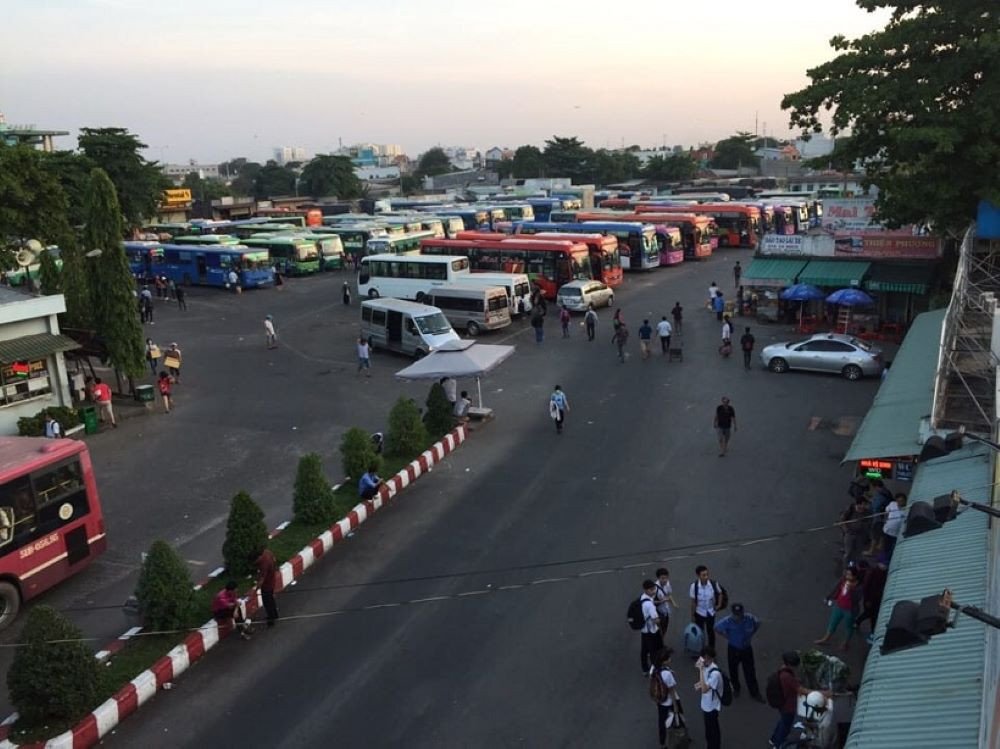 Khu vực gửi xe tại bến xe được bố trí để đảm bảo an toàn cho phương tiện của hành khách