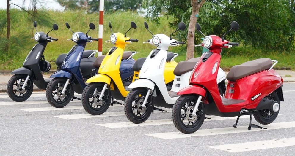 Khu vực kiểm tra khung sườn và hệ thống đèn của một chiếc xe điện VinFast cũ trước khi giao dịch