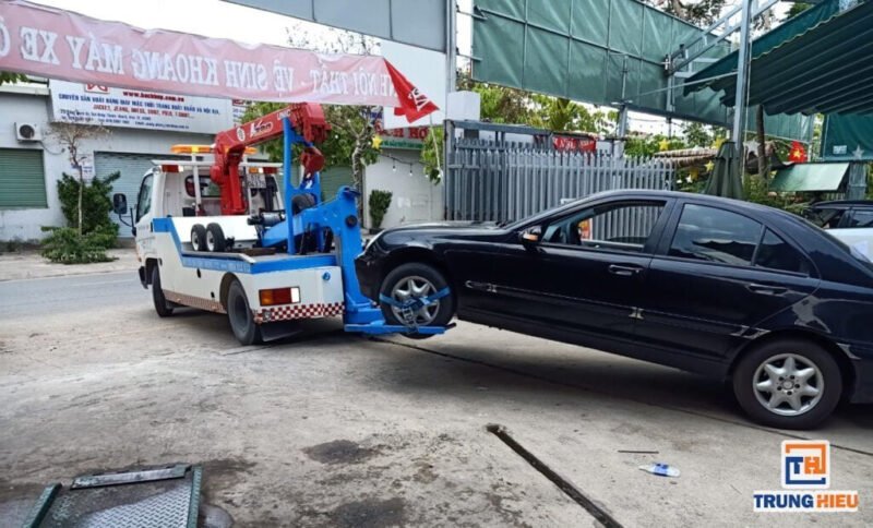 Khu vực kỹ thuật viên đang kiểm tra hệ thống động cơ ô tô tại gara