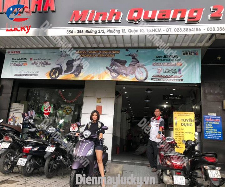 Khu vực kỹ thuật viên đang tiến hành bảo dưỡng xe máy Yamaha