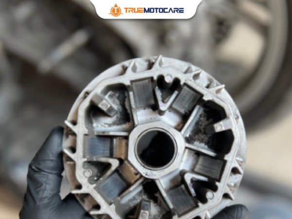 Khu vực nồi trước xe tay ga cần được làm sạch kỹ lưỡng