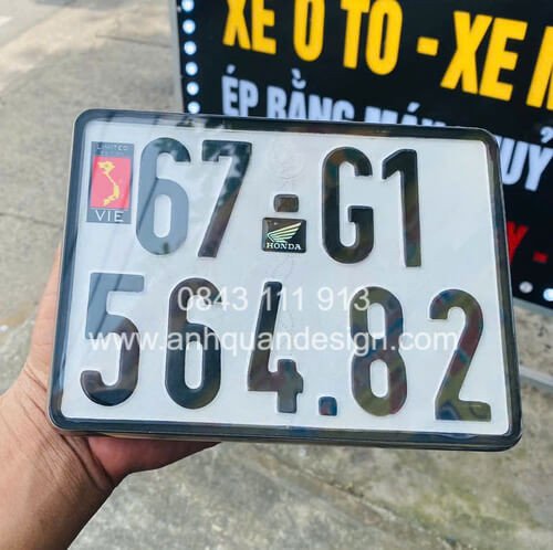 Khung biển số xe máy với tem bản đồ Việt Nam và logo xe