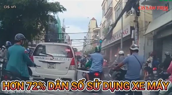 Khung cảnh giao thông đông đúc với nhiều xe máy lưu thông trên đường phố Việt Nam