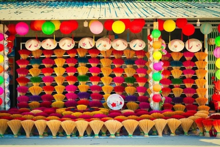 Khung cảnh làng nghề truyền thống ven biển yên bình