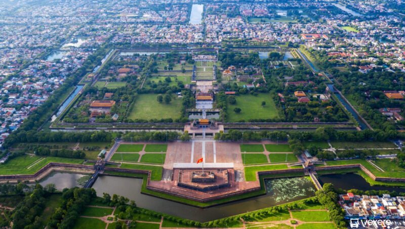 Khung cảnh thành phố Huế thơ mộng dưới nắng