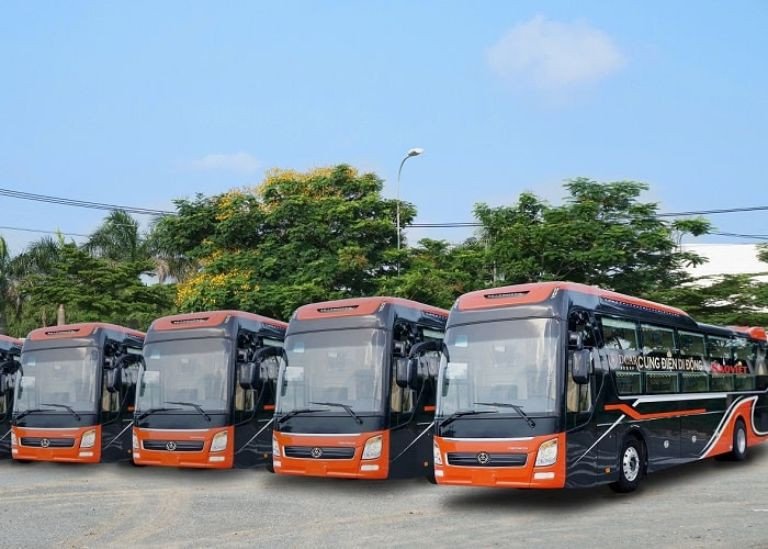 Khung cảnh xe khách giường nằm đang chuẩn bị khởi hành từ bến xe ở Sài Gòn