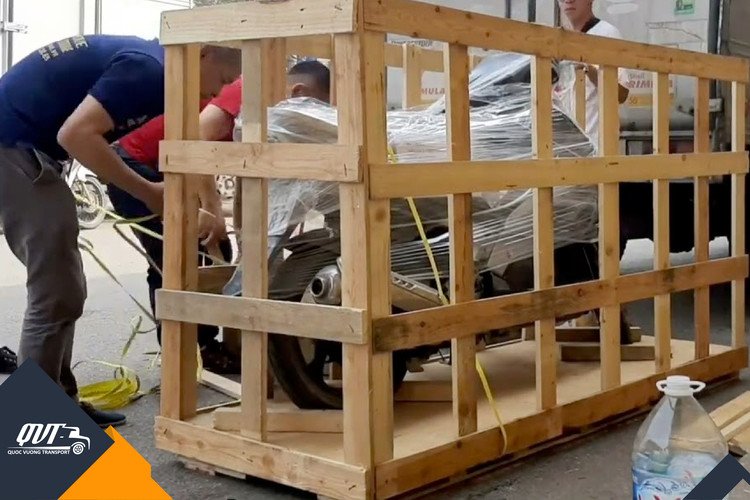 Khung gỗ giúp xe máy vận chuyển đi xa an toàn hơn