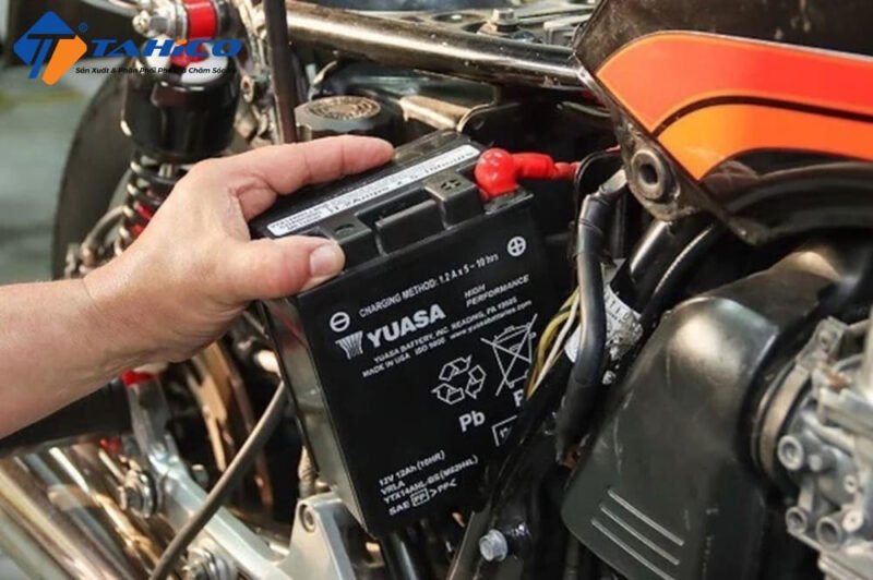 Kiểm tra ắc quy xe máy yếu hoặc hỏng
