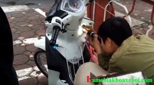 Kiểm tra bộ phận khóa xe máy khi gặp sự cố