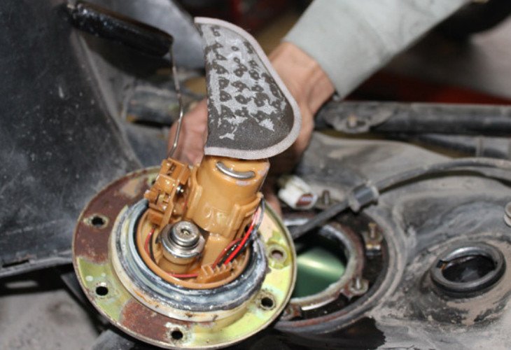 Kiểm tra bơm xăng là cần thiết nếu xe đề không nổ