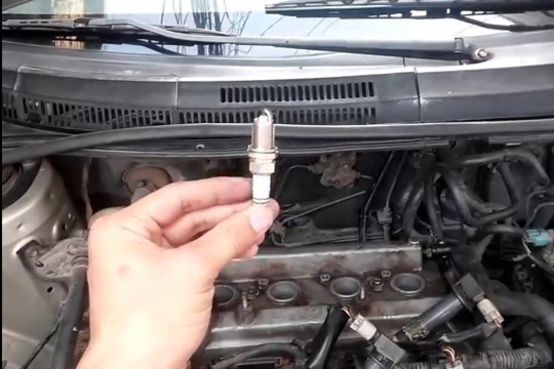 Kiểm tra bugi ô tô để nhận biết tình trạng động cơ