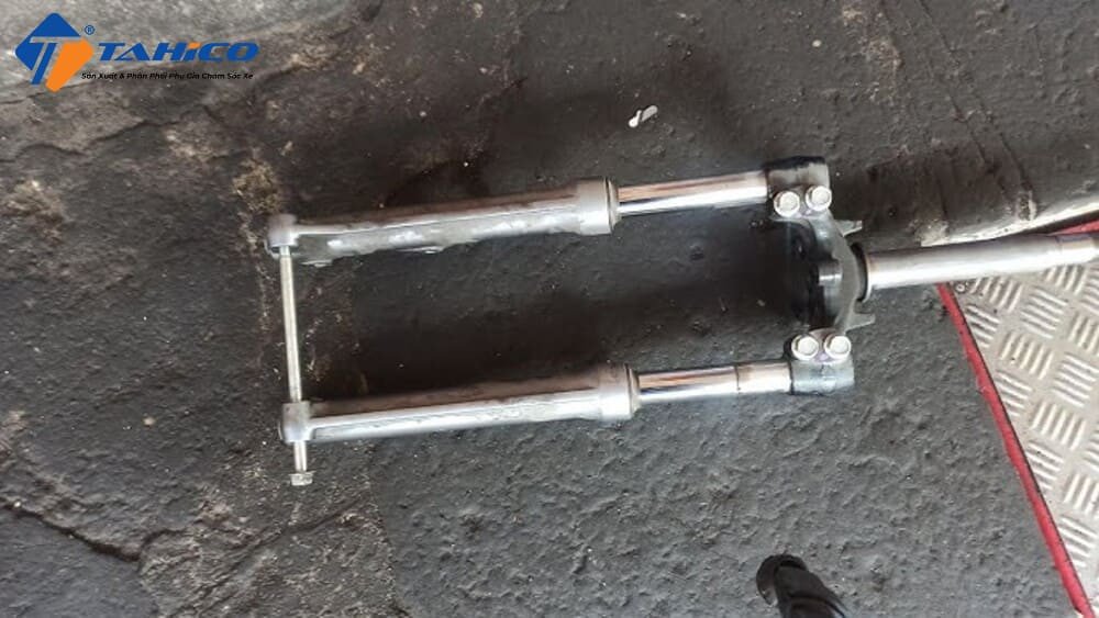 Kiểm tra các chi tiết trên khung xe có dấu hiệu sửa chữa sau tai nạn